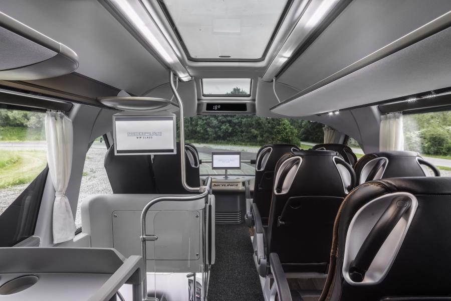 Интерьер Neoplan Skyliner 2015 года  (фото 3 из 22)